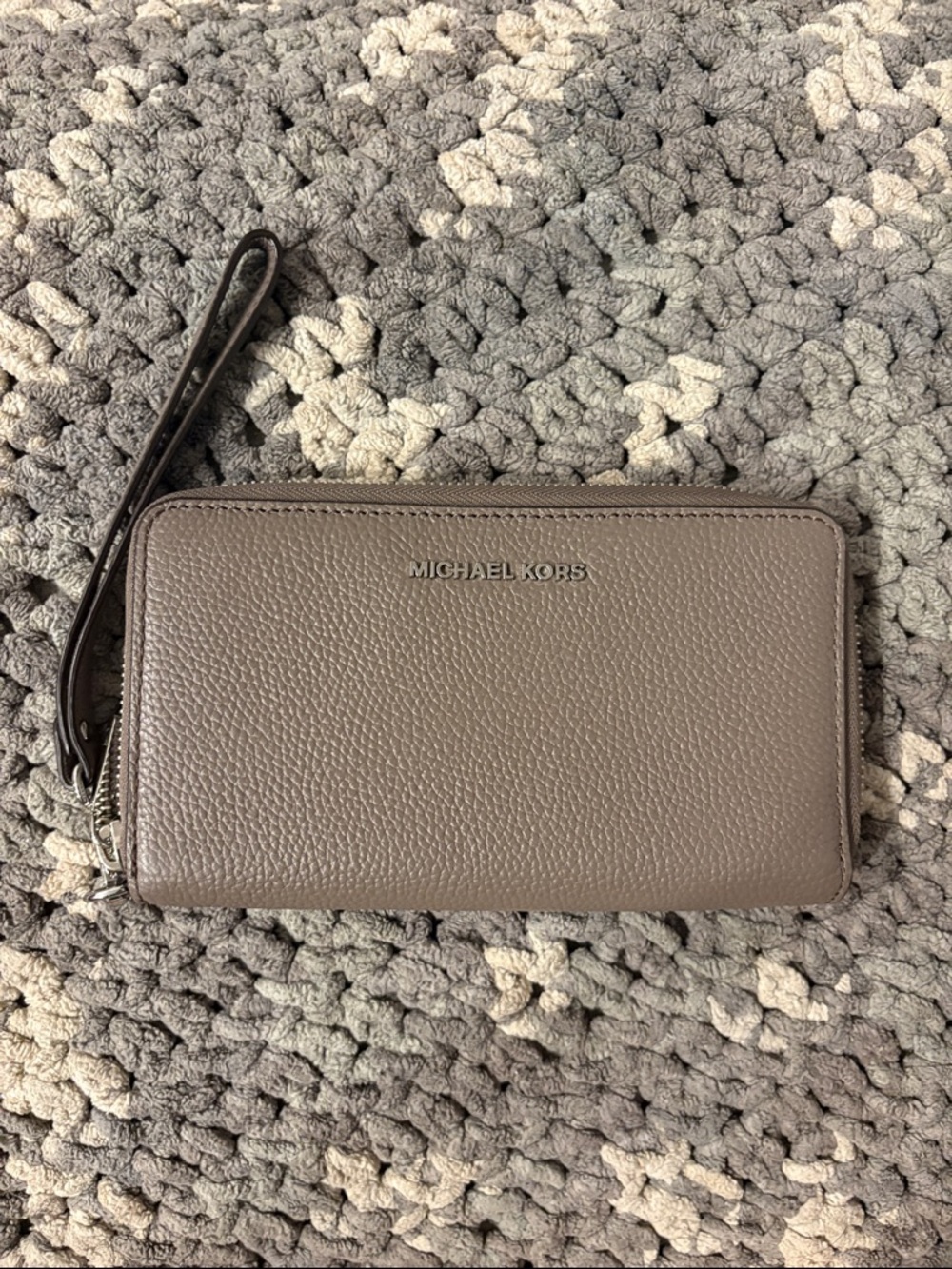 Michael Kors Jet Set Travel Mulifunction Phone Wallet in Pearl Gray